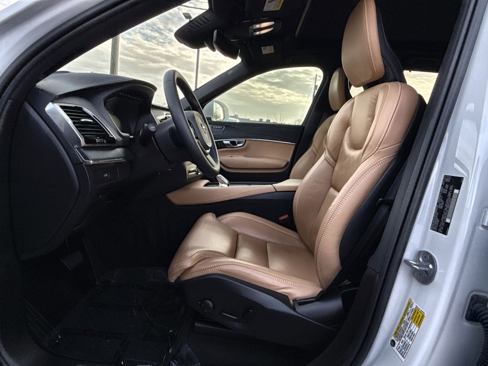 Used 2024 Volvo XC90 B6 Ultimate w/ Protection Package image 13