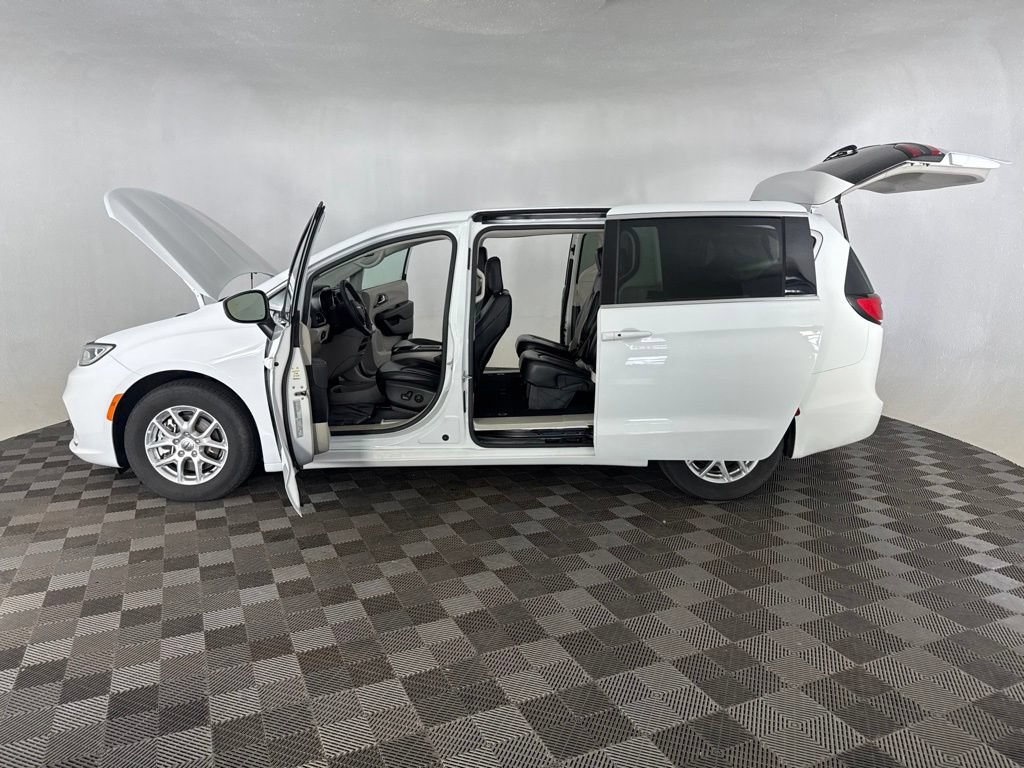 Used 2023 Chrysler Pacifica Touring-L FWD image 10