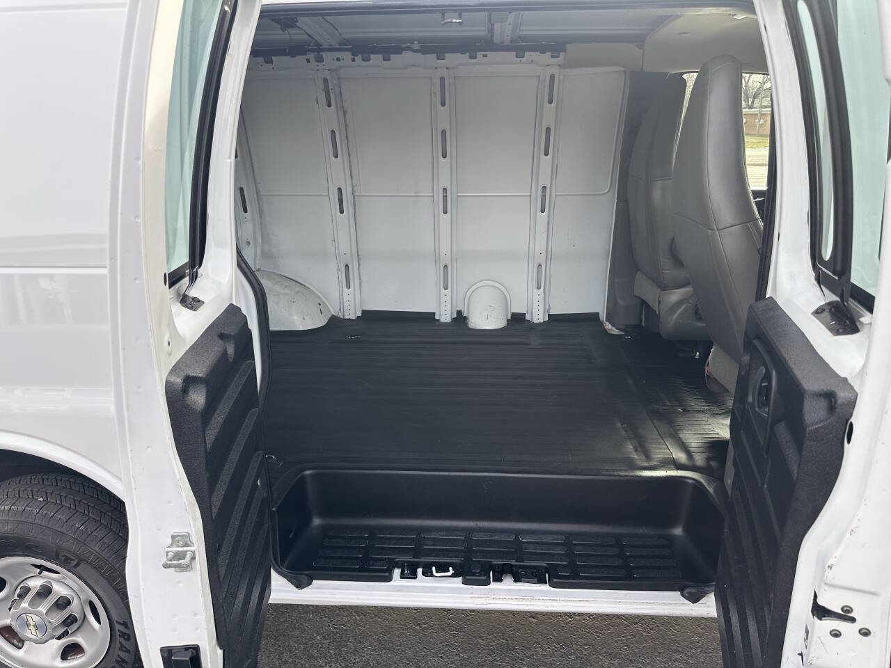 Used 2020 Chevrolet Express 2500 w/ Enhanced Convenience Package image 16