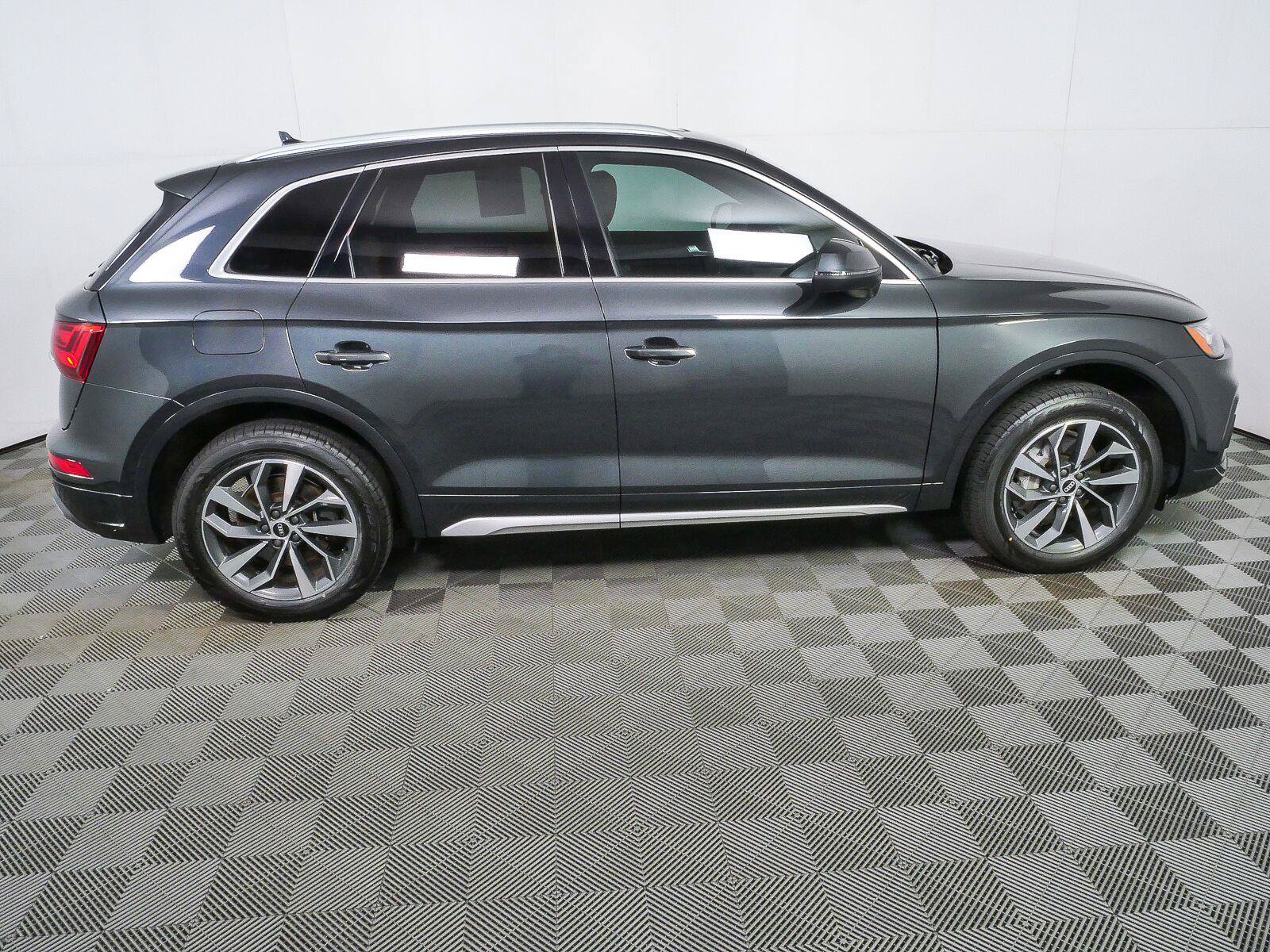 Used 2021 Audi Q5 2.0T Premium Plus w/ Premium Plus Package AWD/4WD image 2