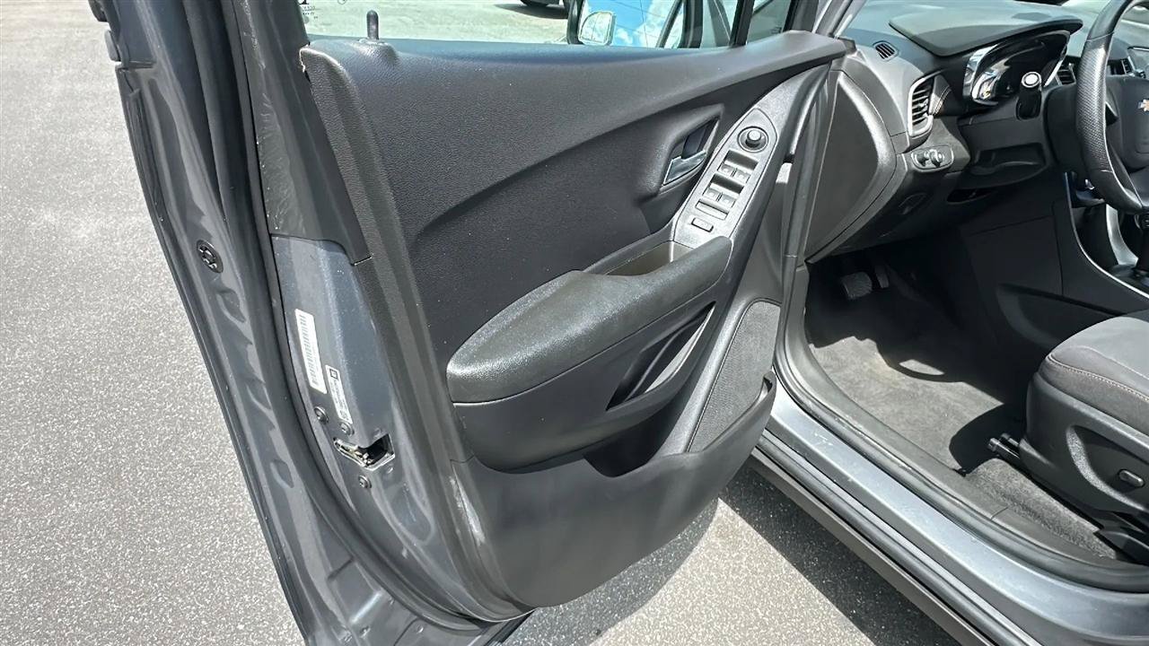Used 2020 Chevrolet Trax LS FWD image 21