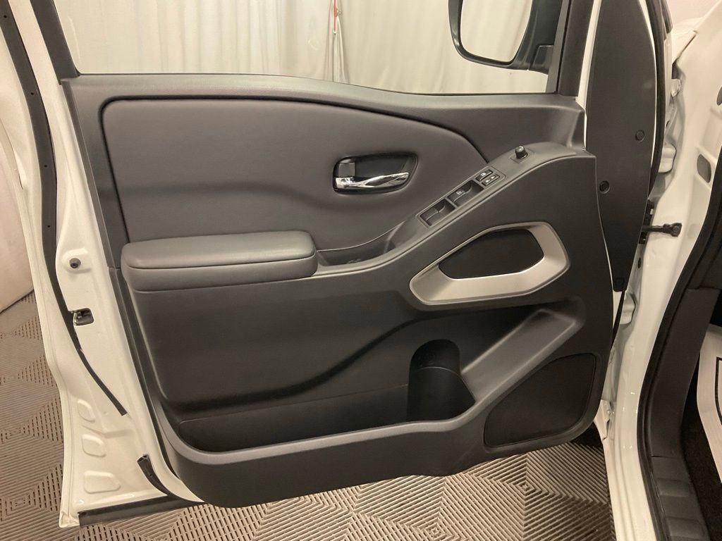 Used 2024 Nissan Frontier SV image 15