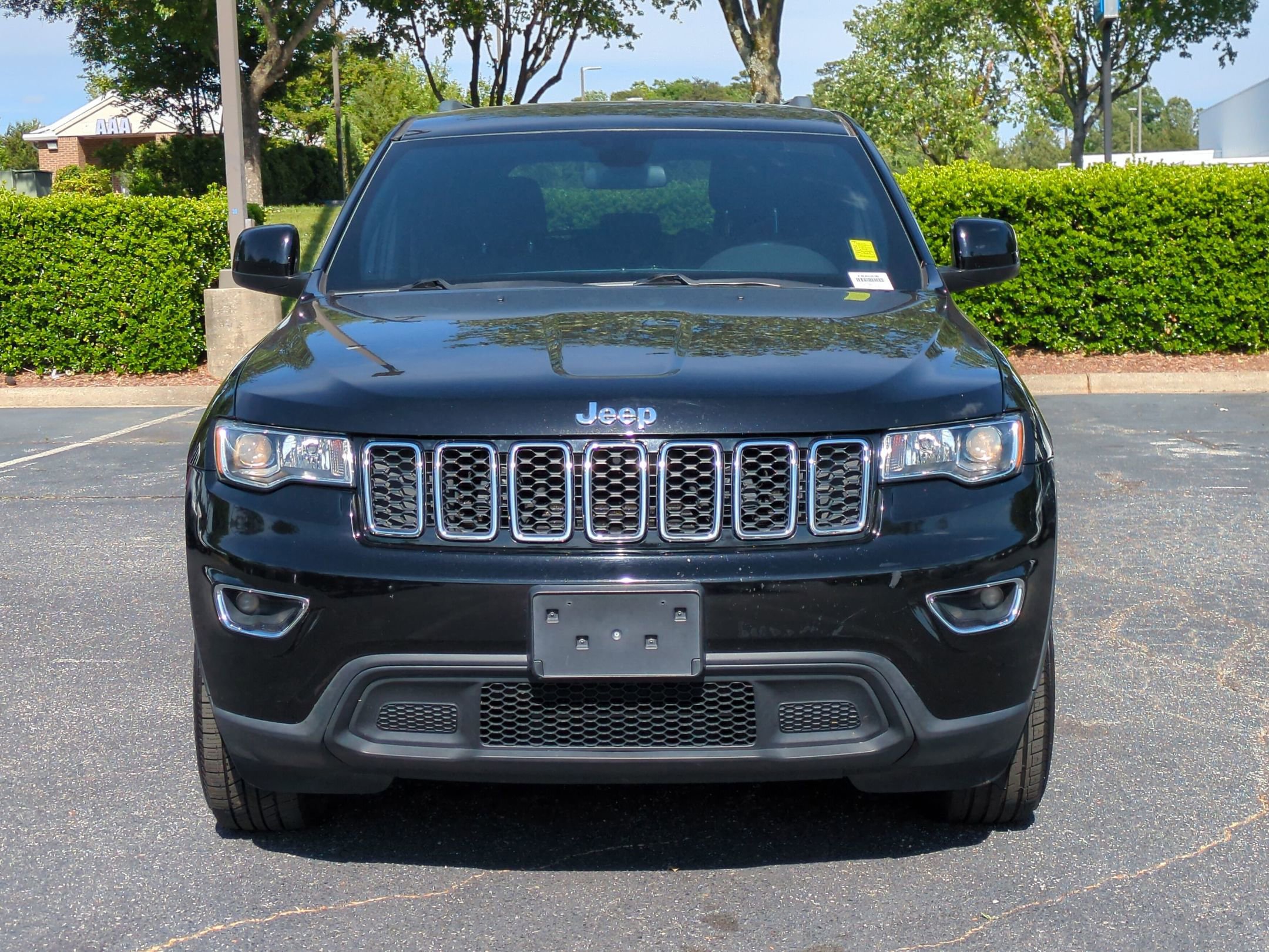 Used 2019 Jeep Grand Cherokee Laredo AWD/4WD image 3