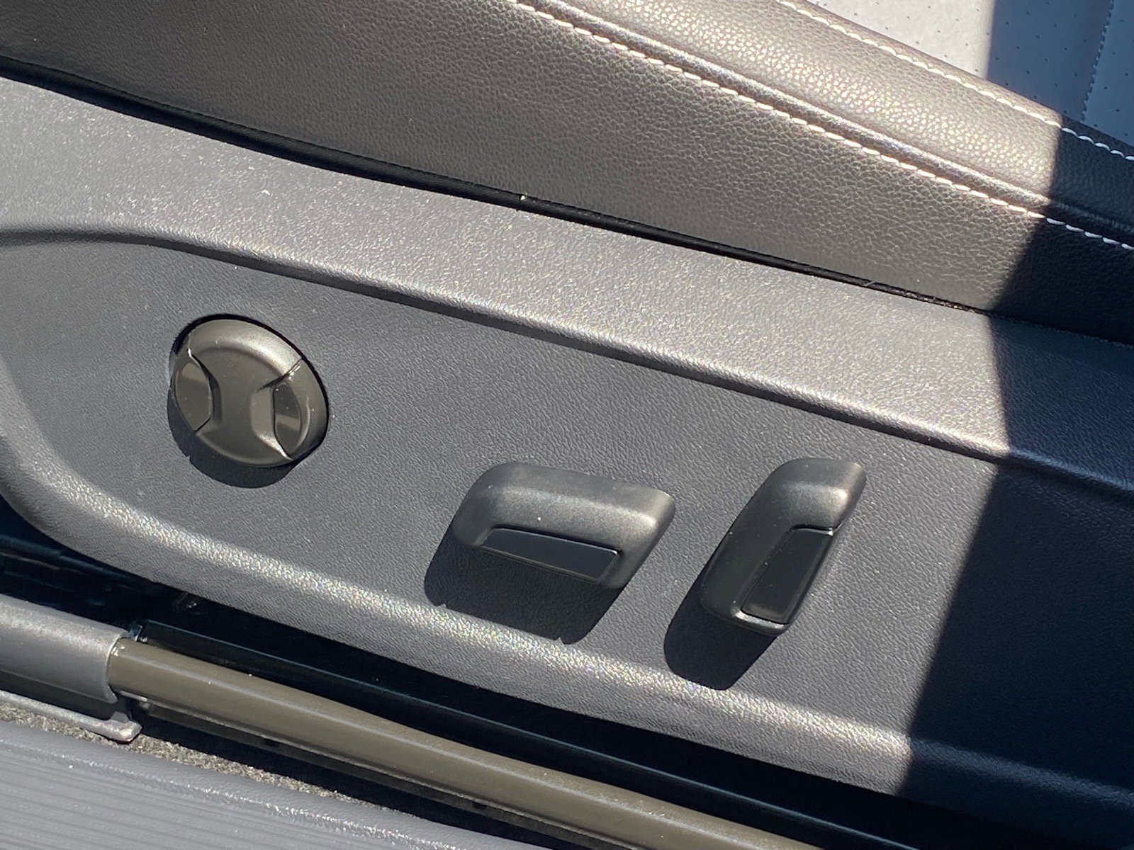 Certified 2025 Volkswagen Jetta SE FWD image 12