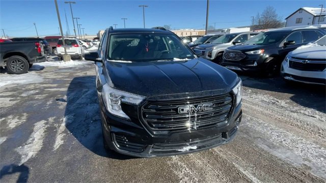 Used 2022 GMC Terrain SLE w/ Driver Convenience Package image 4