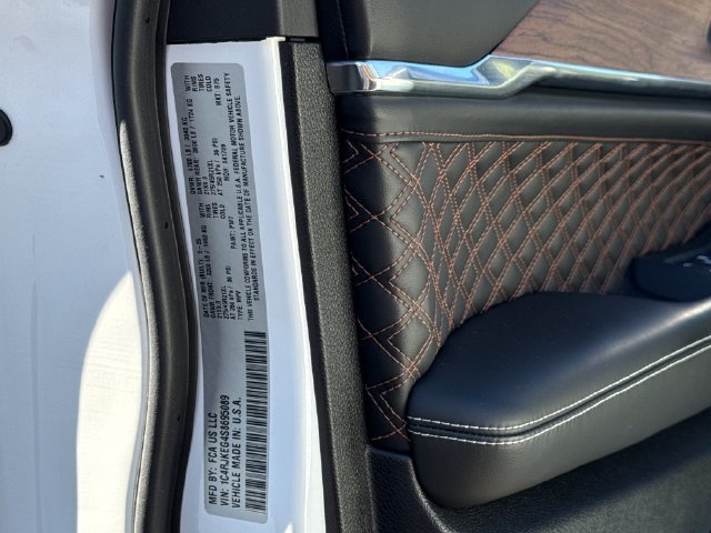 Used 2025 Jeep Grand Cherokee L Summit w/ Obsidian Package AWD/4WD image 30