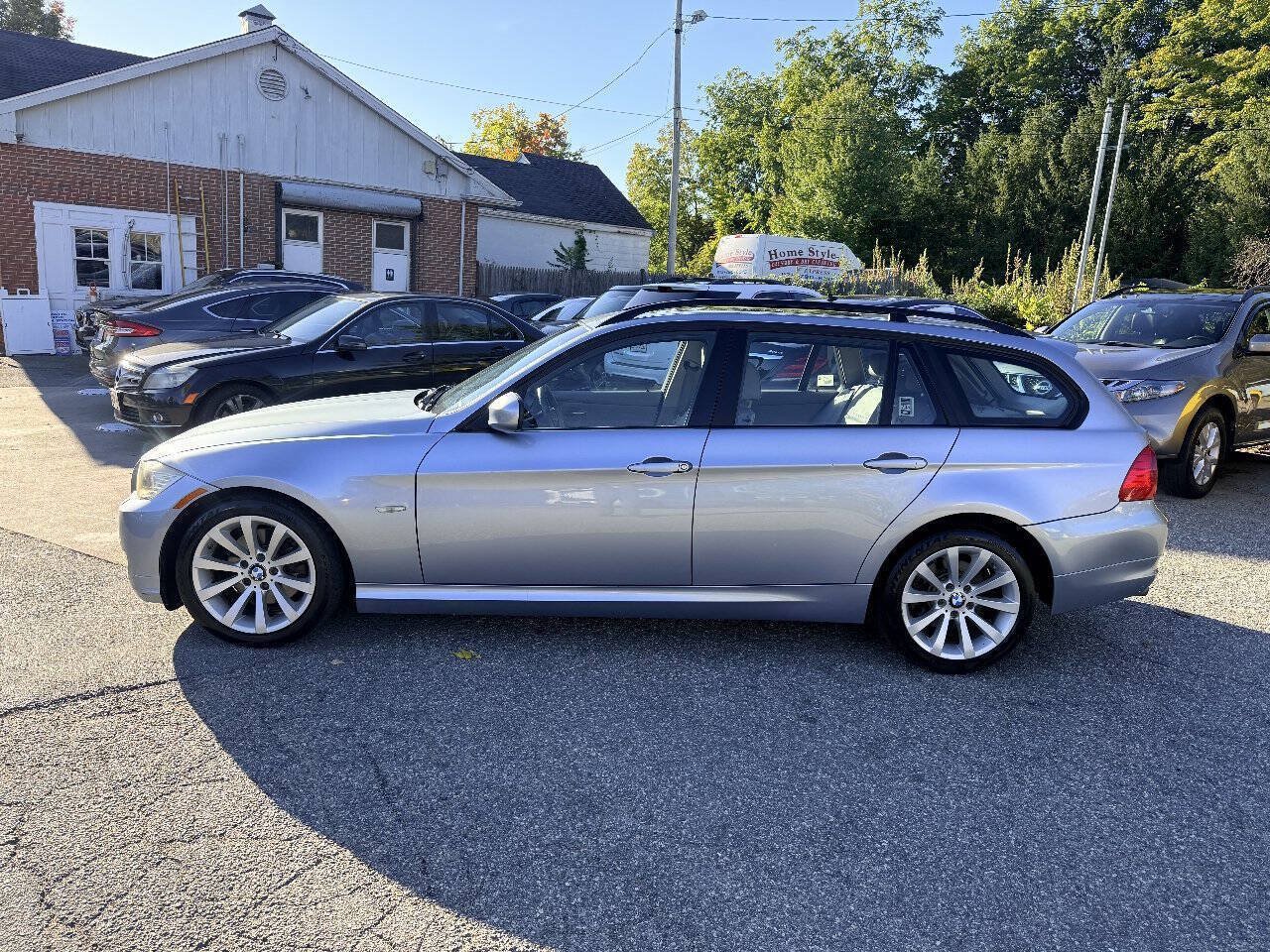 Used 2009 BMW 328i xDrive Wagon AWD/4WD image 3
