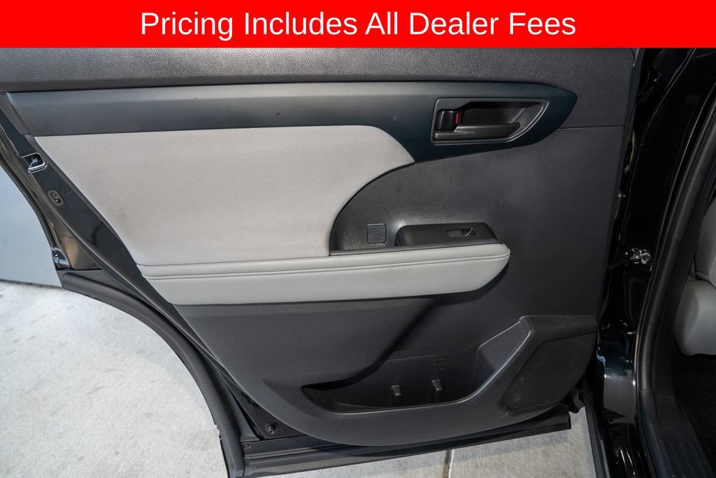 Used 2023 Toyota Highlander LE FWD image 11
