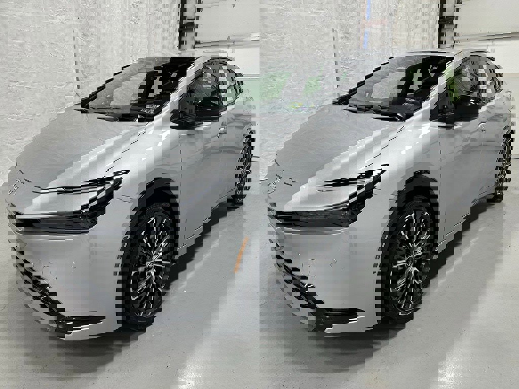 Used 2025 Toyota Prius XLE image 3