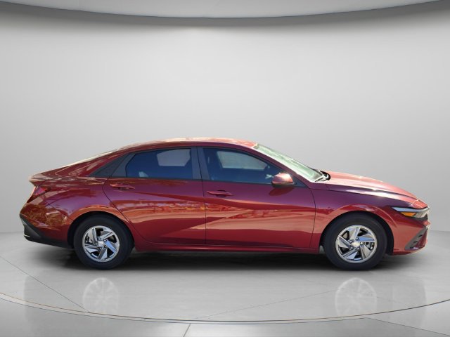 Used 2024 Hyundai Elantra SE FWD image 5