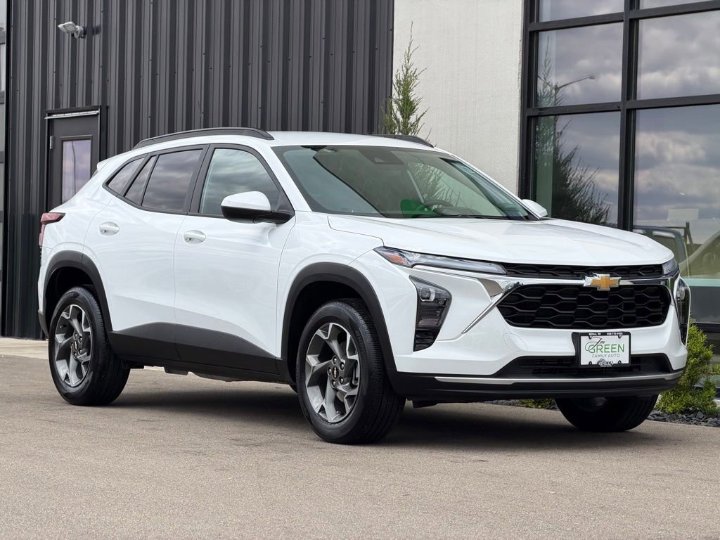 Used 2025 Chevrolet Trax LT w/ LT Convenience Package FWD image 4