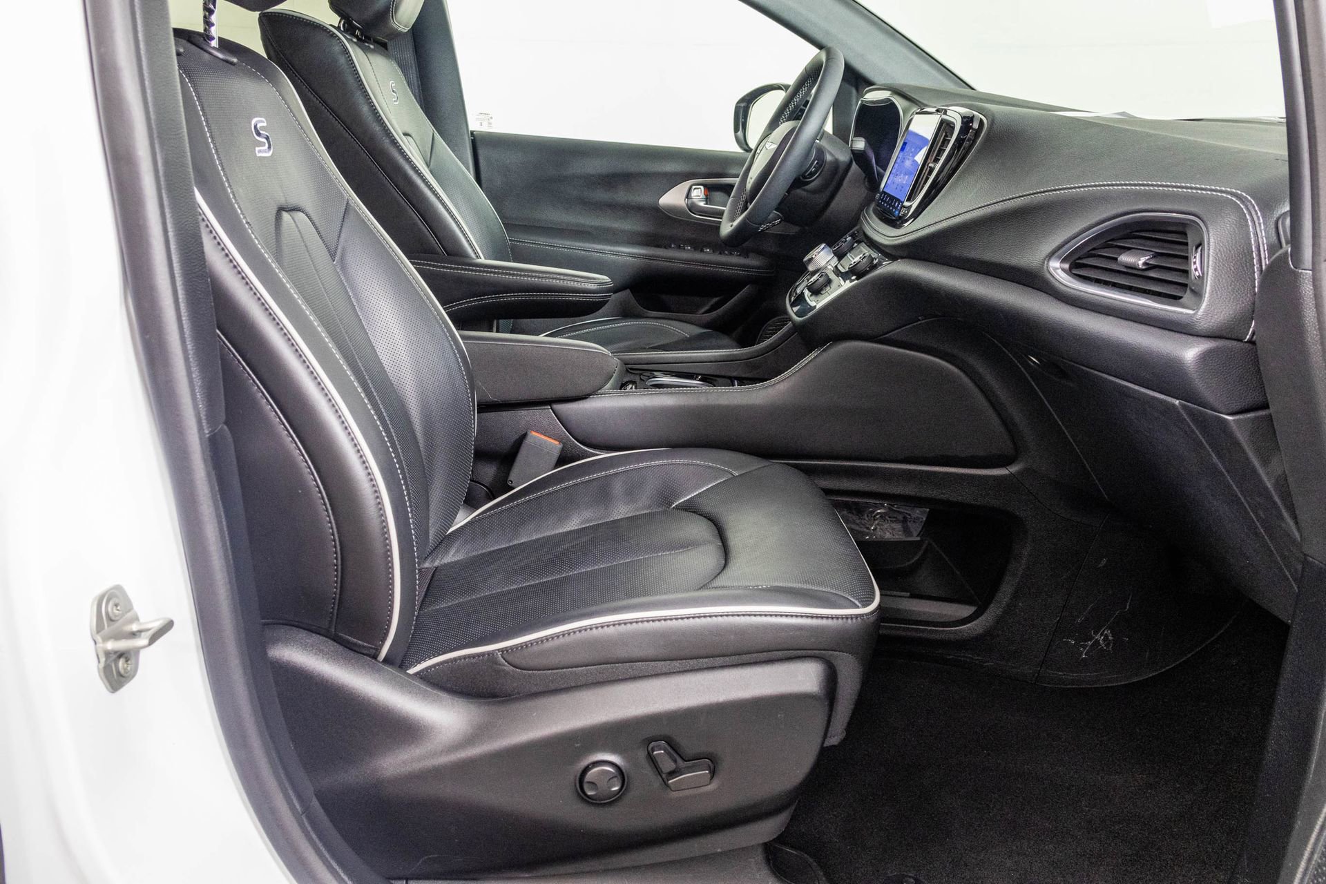 Used 2023 Chrysler Pacifica Limited w/ Uconnect Theater Family Group image 50