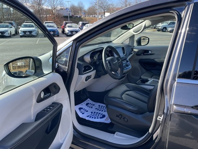 Used 2023 Chrysler Pacifica Touring-L image 15