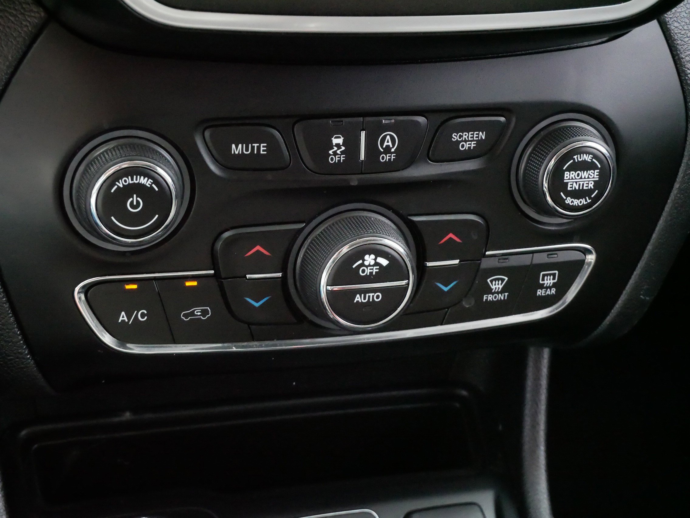 Used 2019 Jeep Cherokee Trailhawk w/ Cold Weather Group image 26