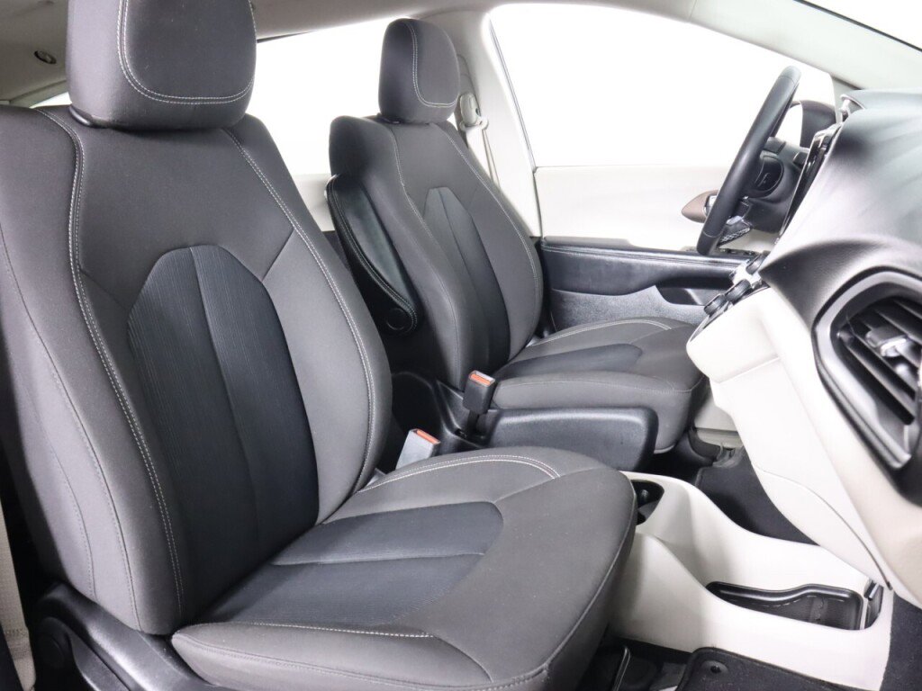 Used 2022 Chrysler Voyager LX image 40