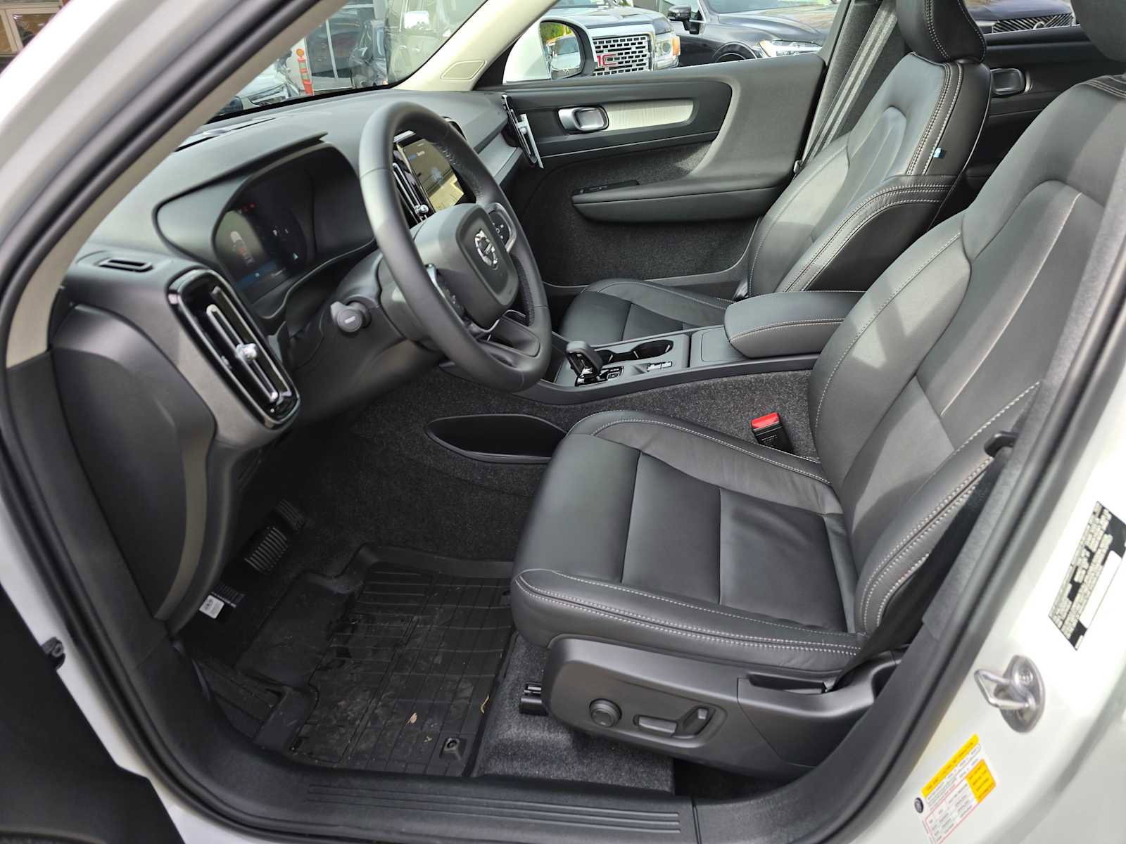 Certified 2025 Volvo XC40 B5 Core w/ Protection Package Premier image 22