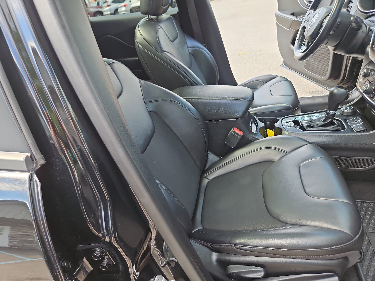 Used 2020 Jeep Cherokee Latitude Plus image 19