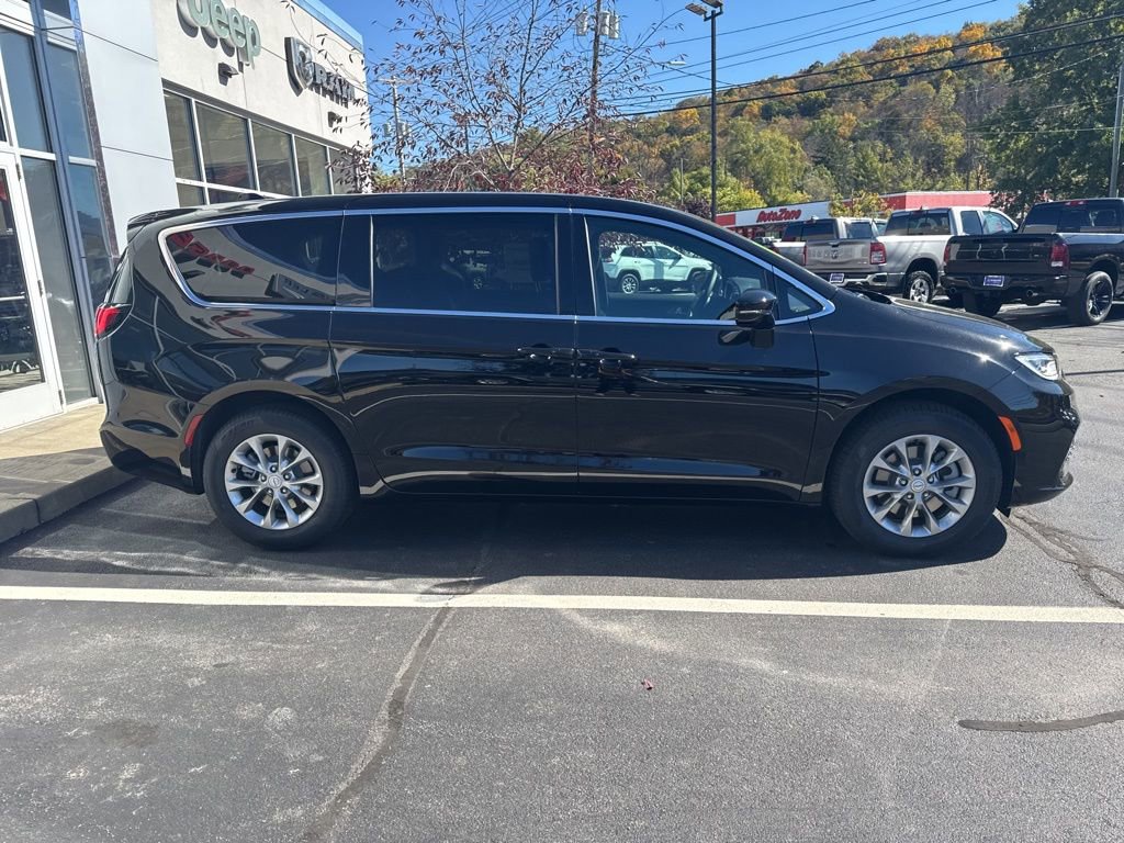 New 2026 Chrysler Pacifica Select image 8