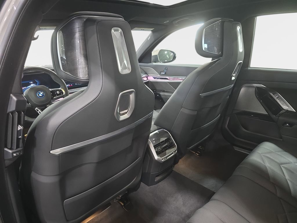 Used 2025 BMW i7 eDrive50 w/ M Sport Package image 11
