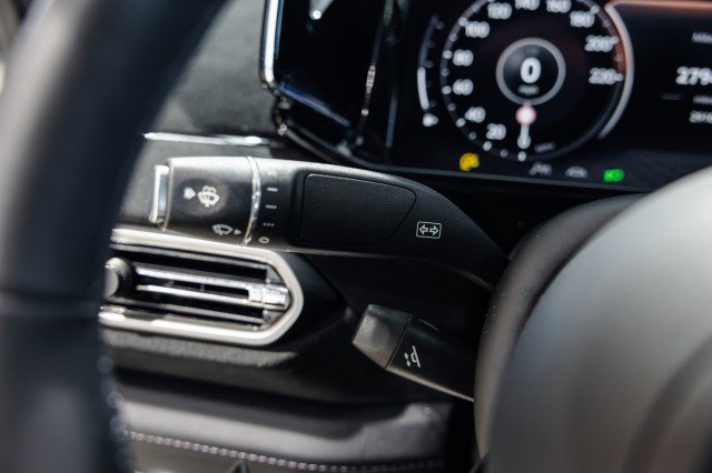 Used 2025 Aston Martin Vanquish RWD image 42