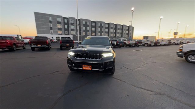 Used 2023 Jeep Grand Cherokee Overland image 3