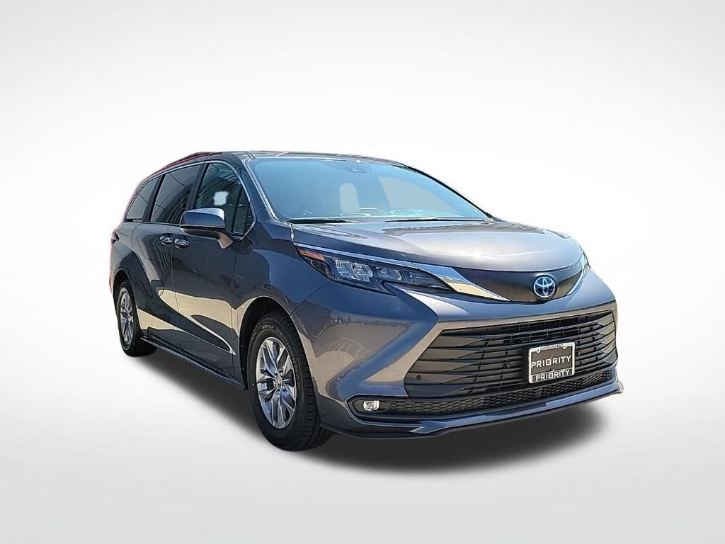 Used 2025 Toyota Sienna XLE FWD image 7
