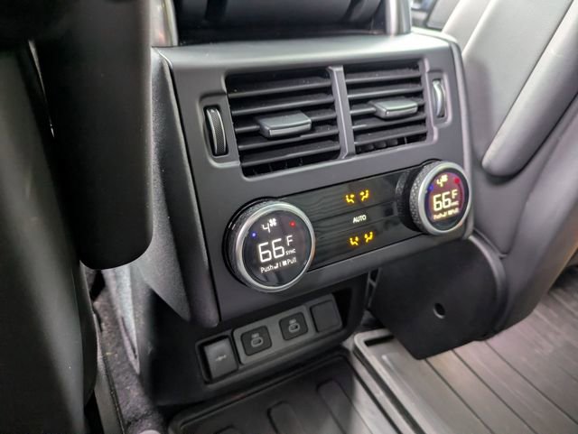 Used 2025 Land Rover Discovery Dynamic SE image 13