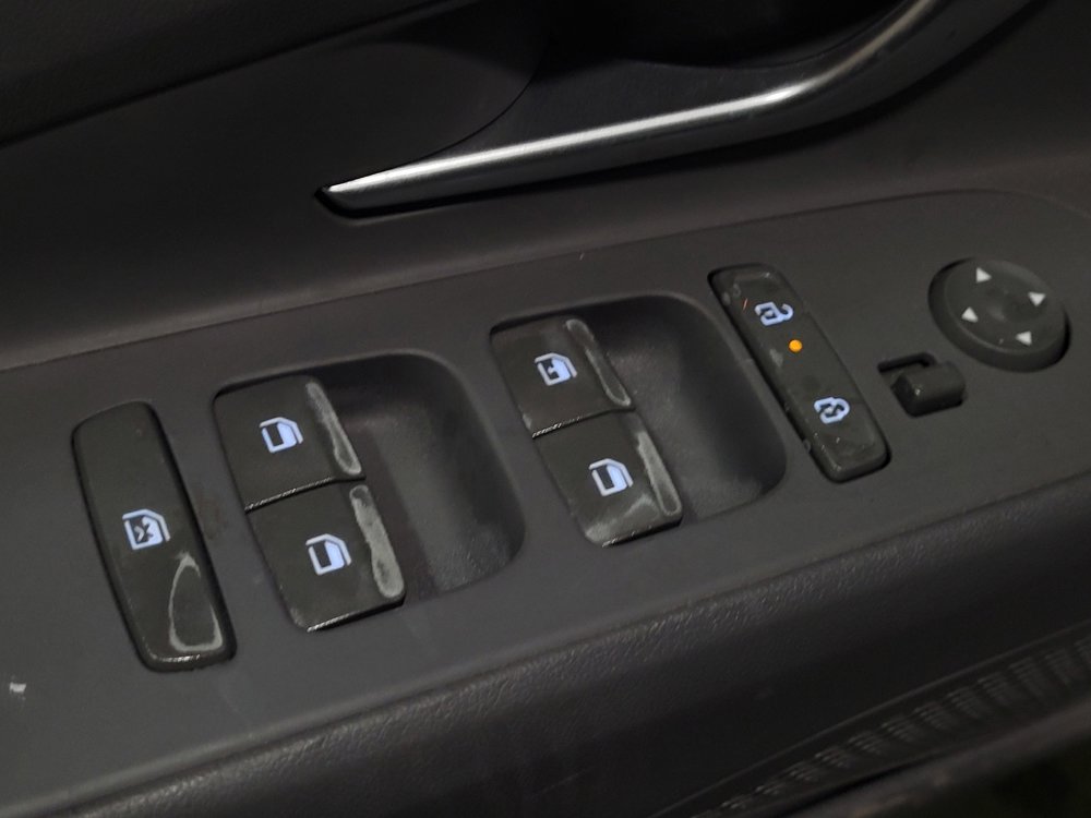 Used 2025 Hyundai Elantra SE image 27