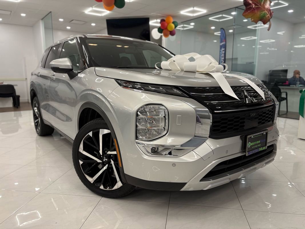 Used 2023 Mitsubishi Outlander SE image 3
