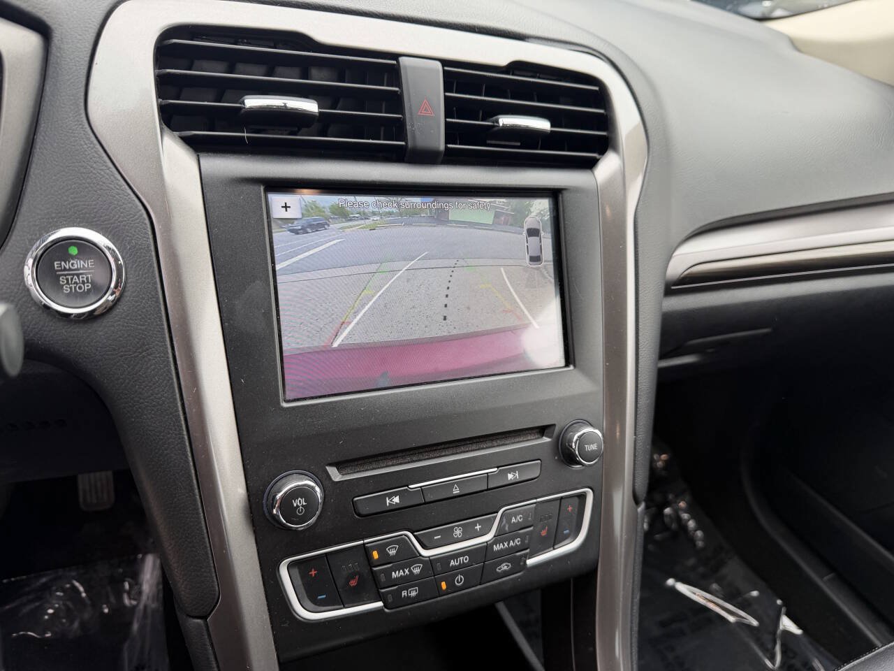 Used 2017 Ford Fusion SE w/ Fusion SE Technology Package FWD image 20