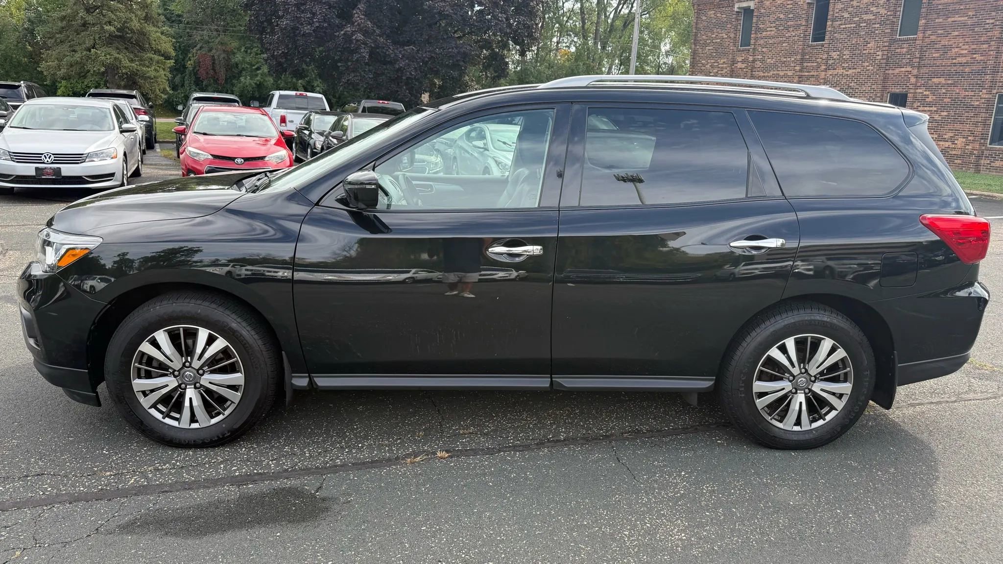 Used 2020 Nissan Pathfinder SL image 2