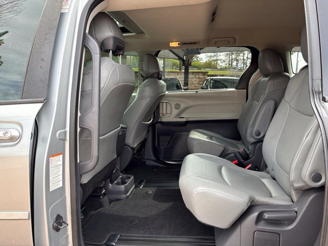 Used 2021 Toyota Sienna XLE FWD image 19