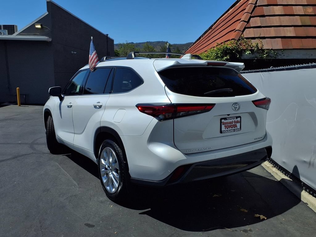 Used 2023 Toyota Highlander Limited FWD image 5