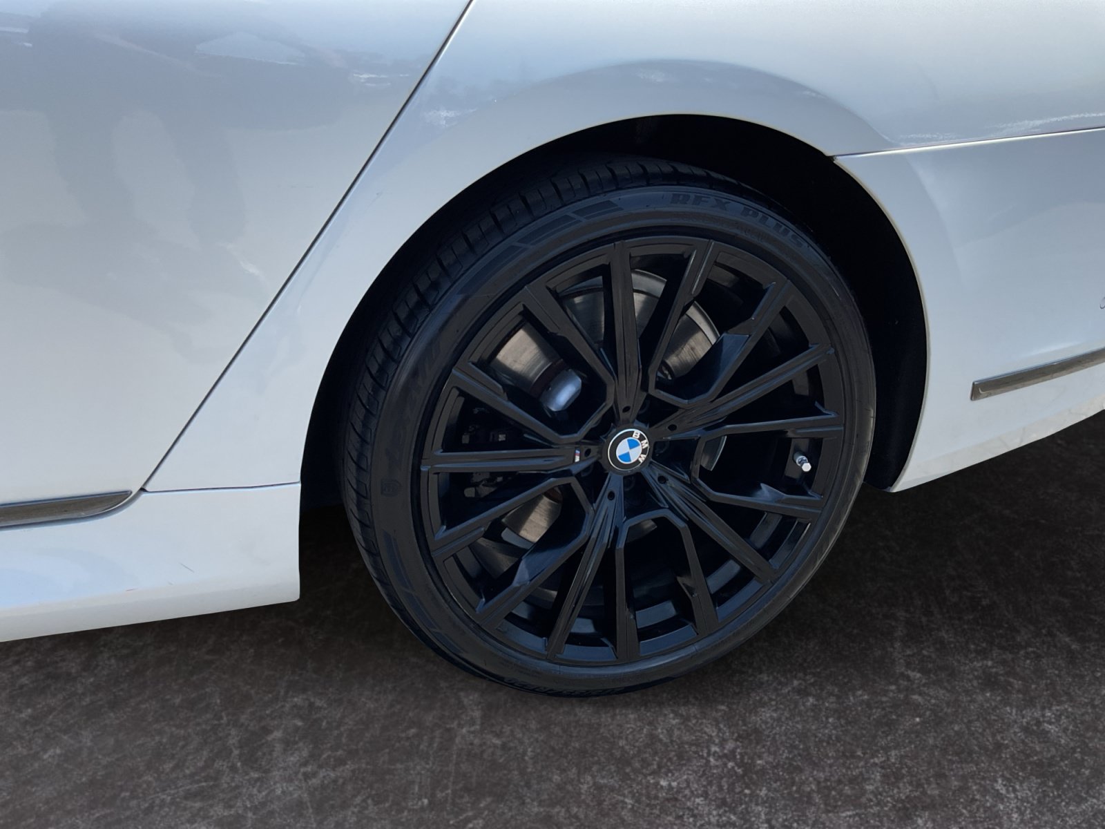 Used 2022 BMW 740i w/ M Sport Package RWD image 9