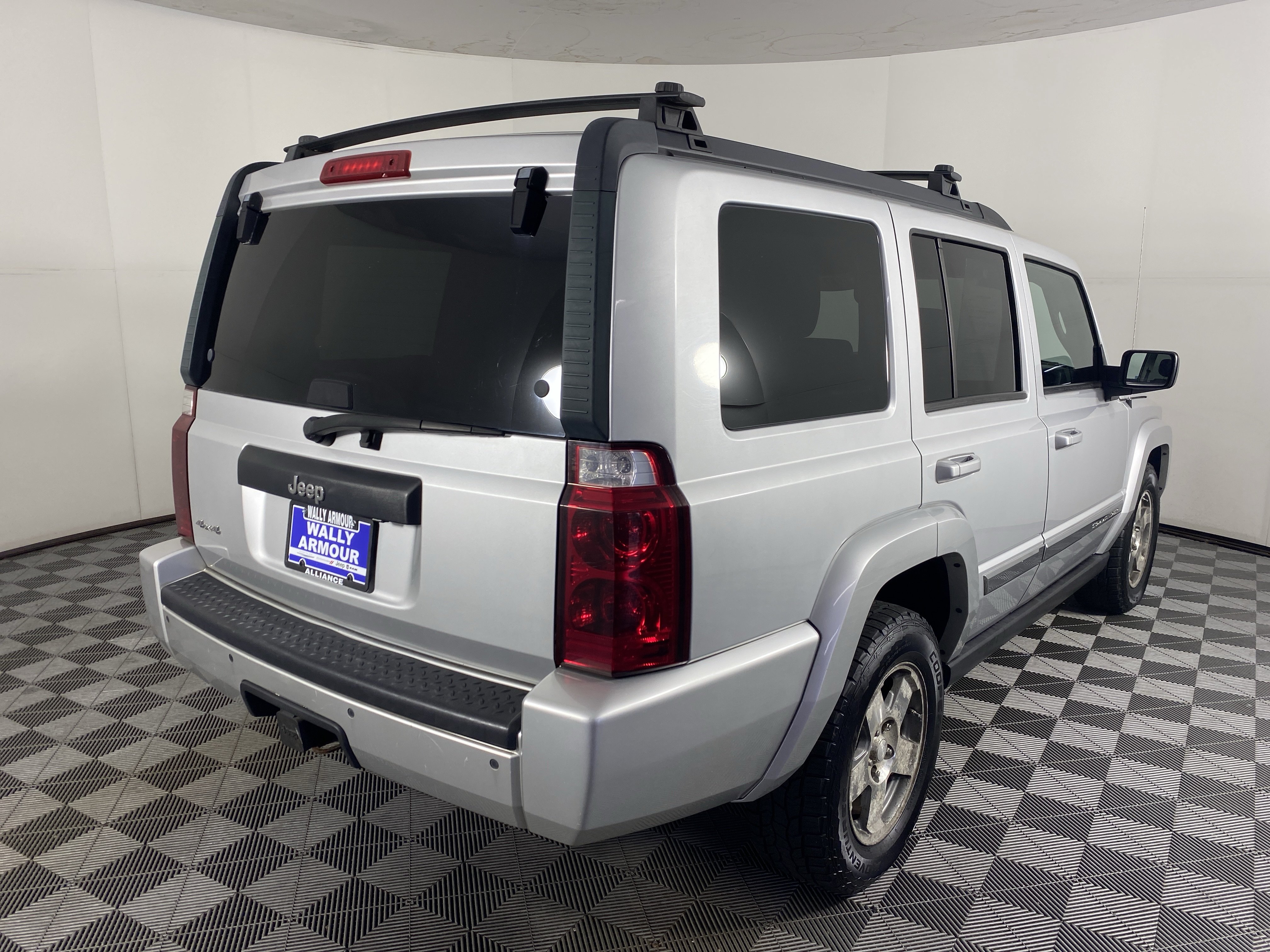 Used 2010 Jeep Commander Sport AWD/4WD image 3