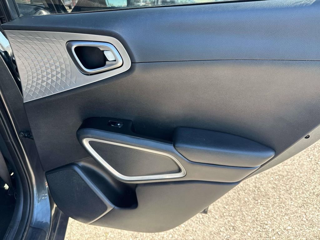 Used 2023 Kia Soul LX w/ LX Technology Package image 11