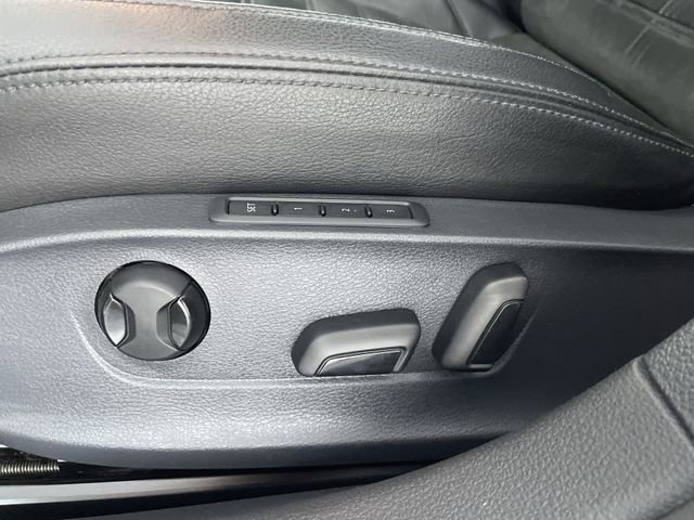 Used 2015 Volkswagen Passat TDI SEL Premium image 33