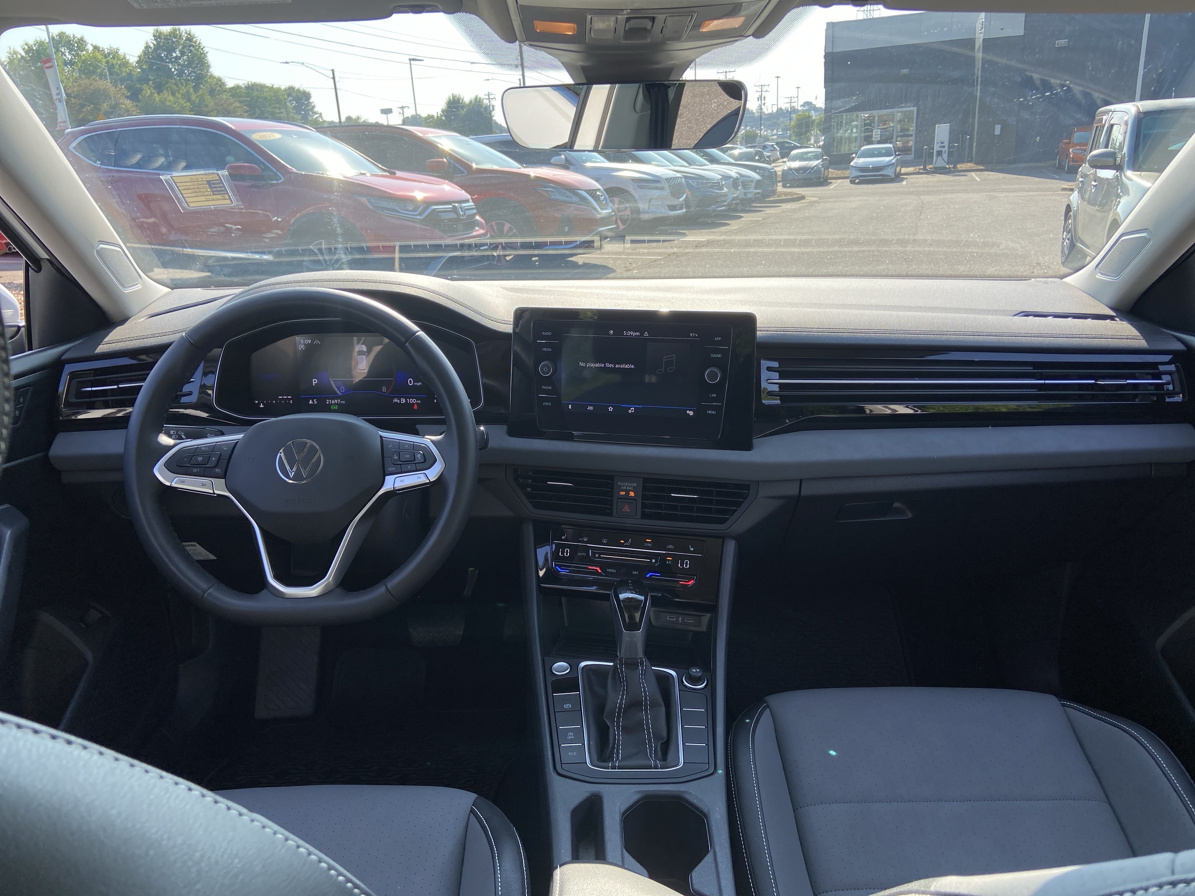 Used 2025 Volkswagen Jetta SE FWD image 16