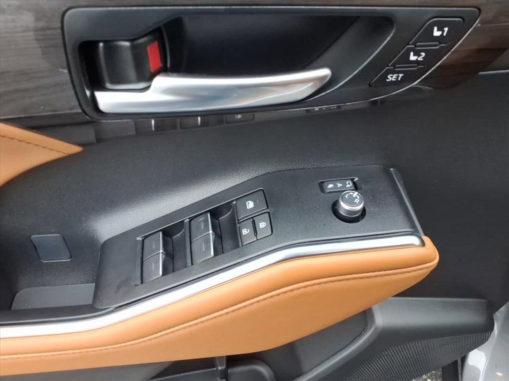 Used 2026 Toyota Highlander Platinum image 25