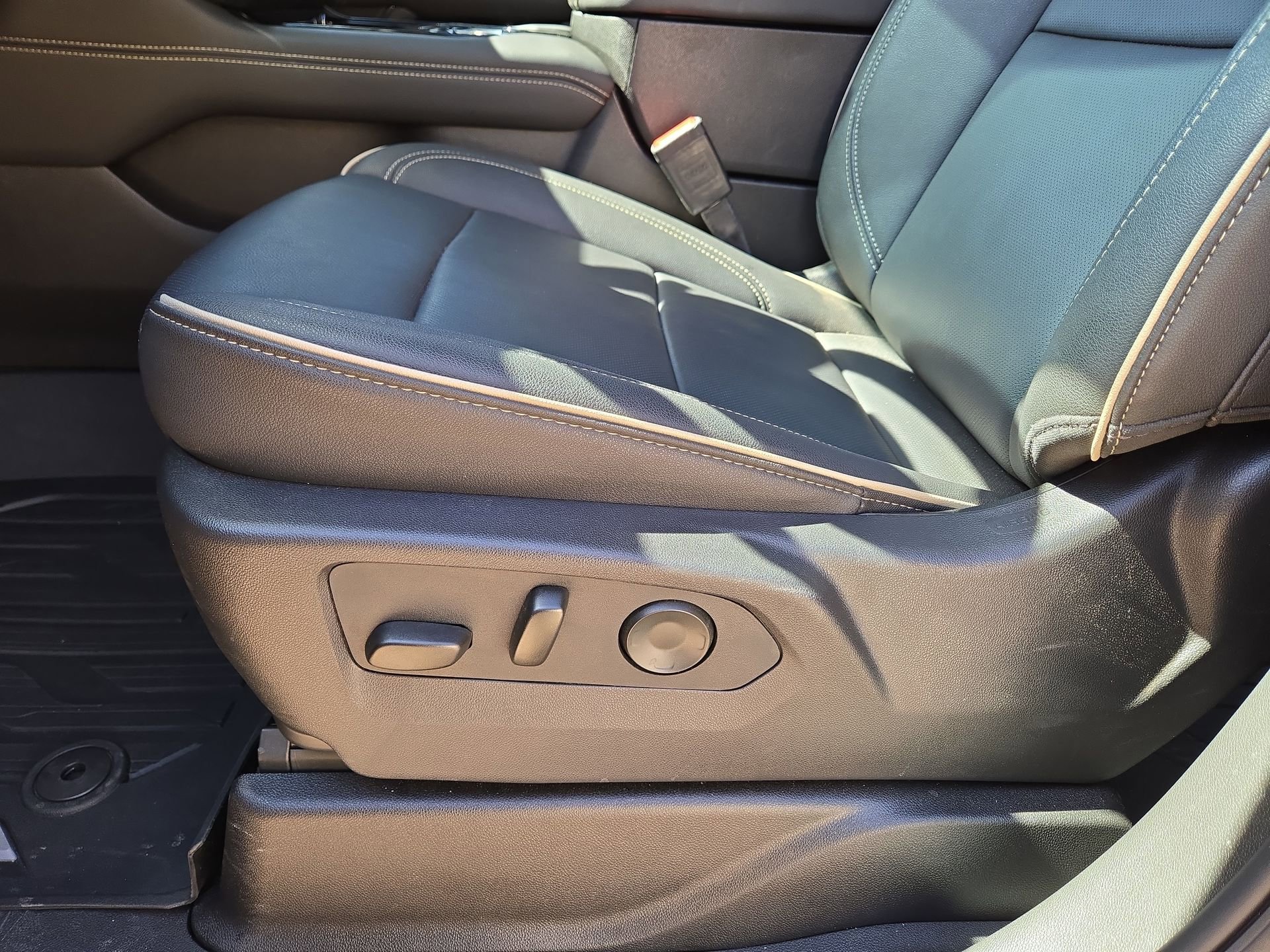 Used 2025 GMC Yukon Elevation w/ Elevation Premium Package image 17