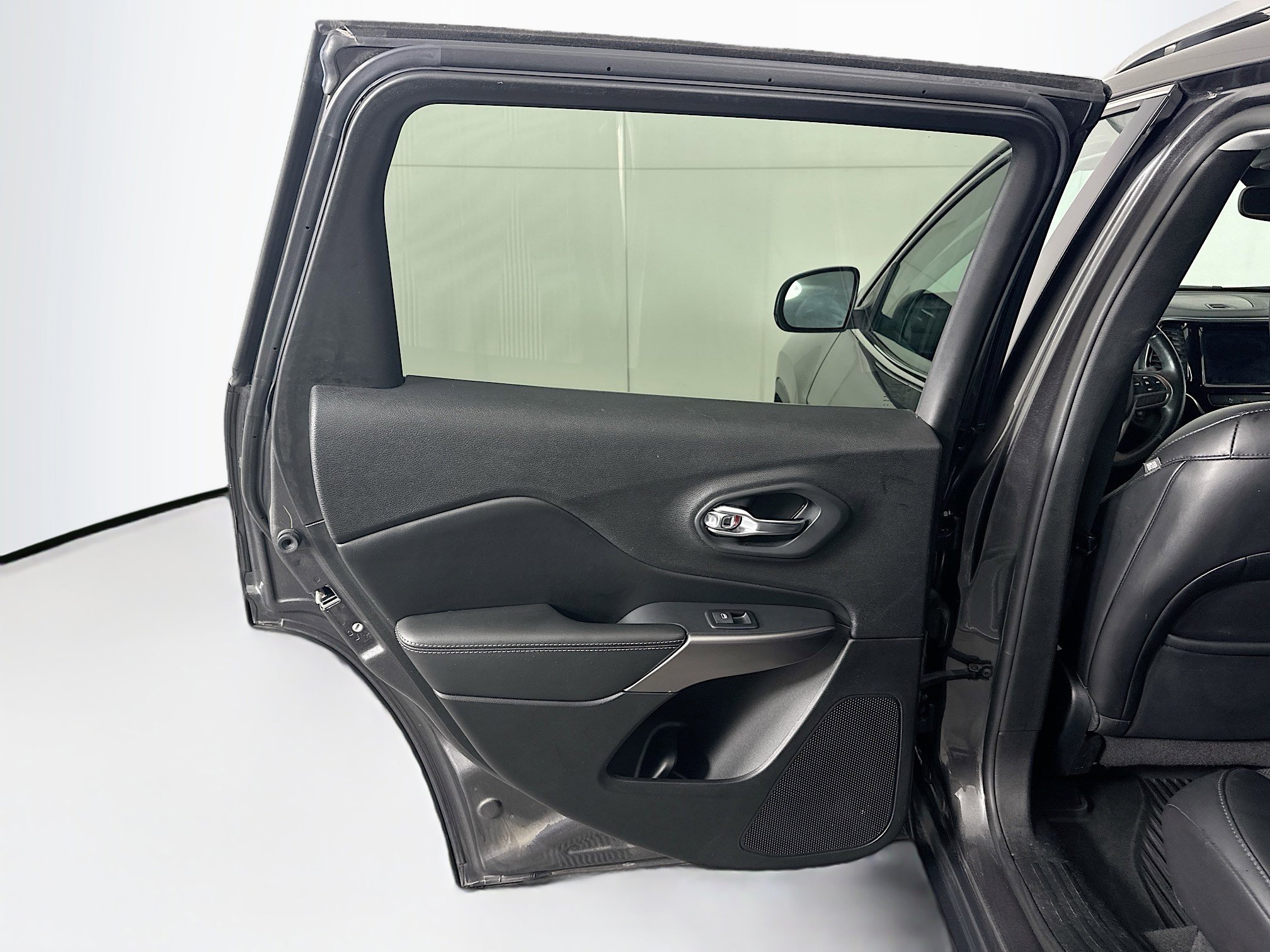 Used 2019 Jeep Cherokee Limited image 26