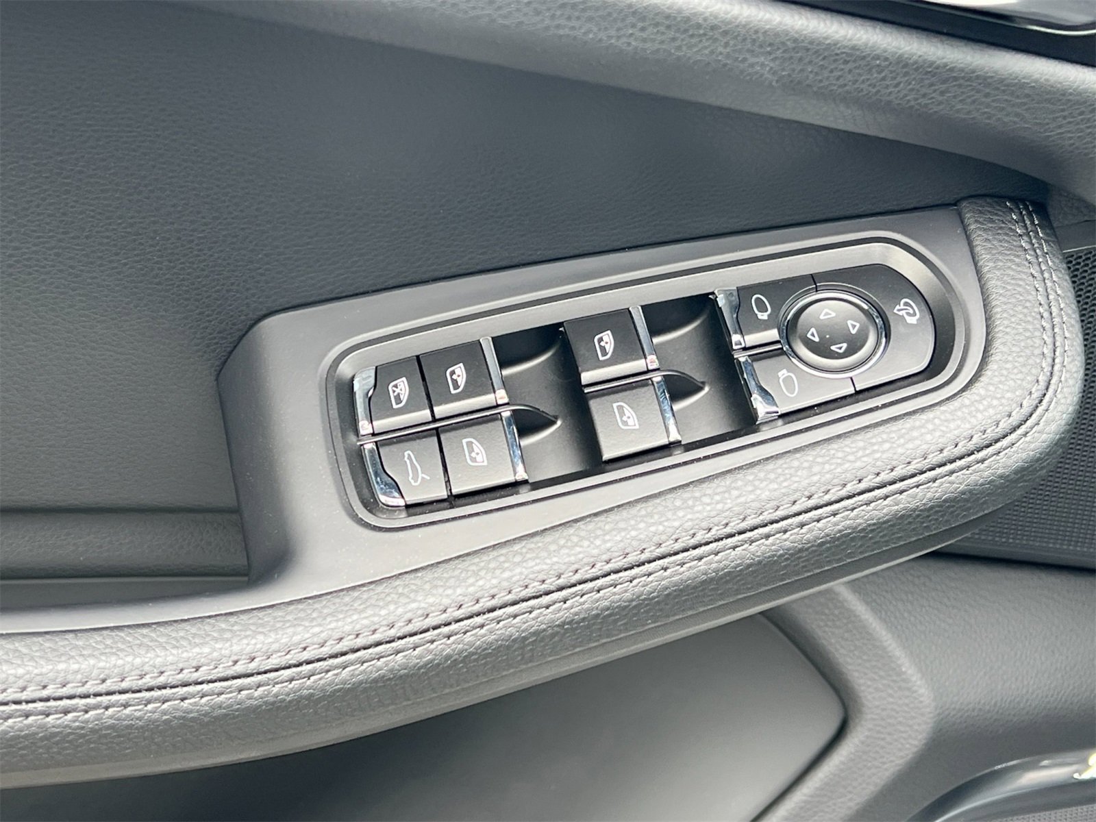 New 2025 Porsche Macan S image 13