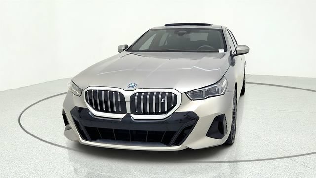 Used 2026 BMW i5 eDrive40 w/ M Sport Package RWD image 3