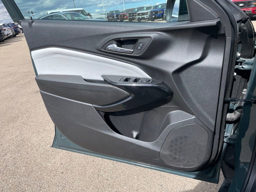Used 2025 Chevrolet Trax LT FWD image 48
