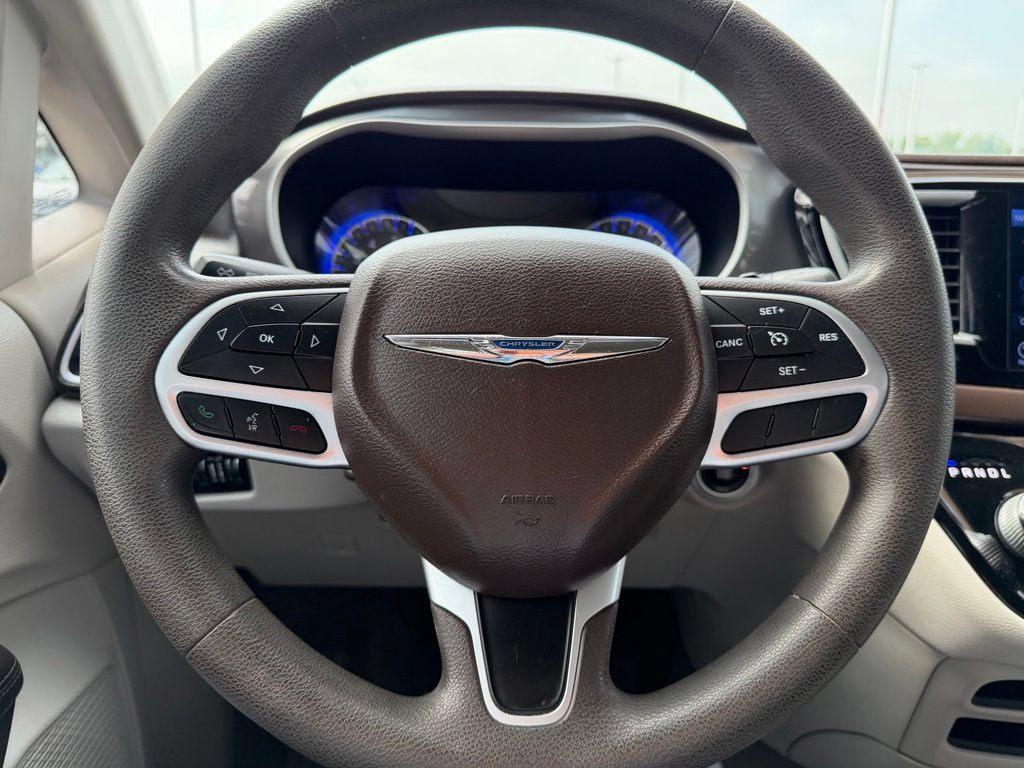 Used 2017 Chrysler Pacifica Touring FWD image 15