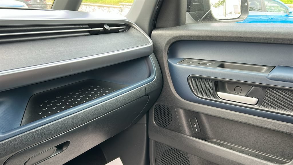 New 2025 Volkswagen ID. Buzz Pro S RWD image 18