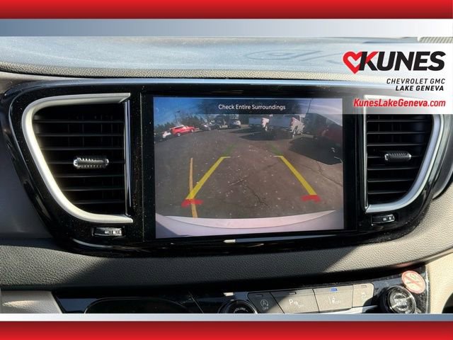 Used 2024 Chrysler Pacifica Touring-L image 17