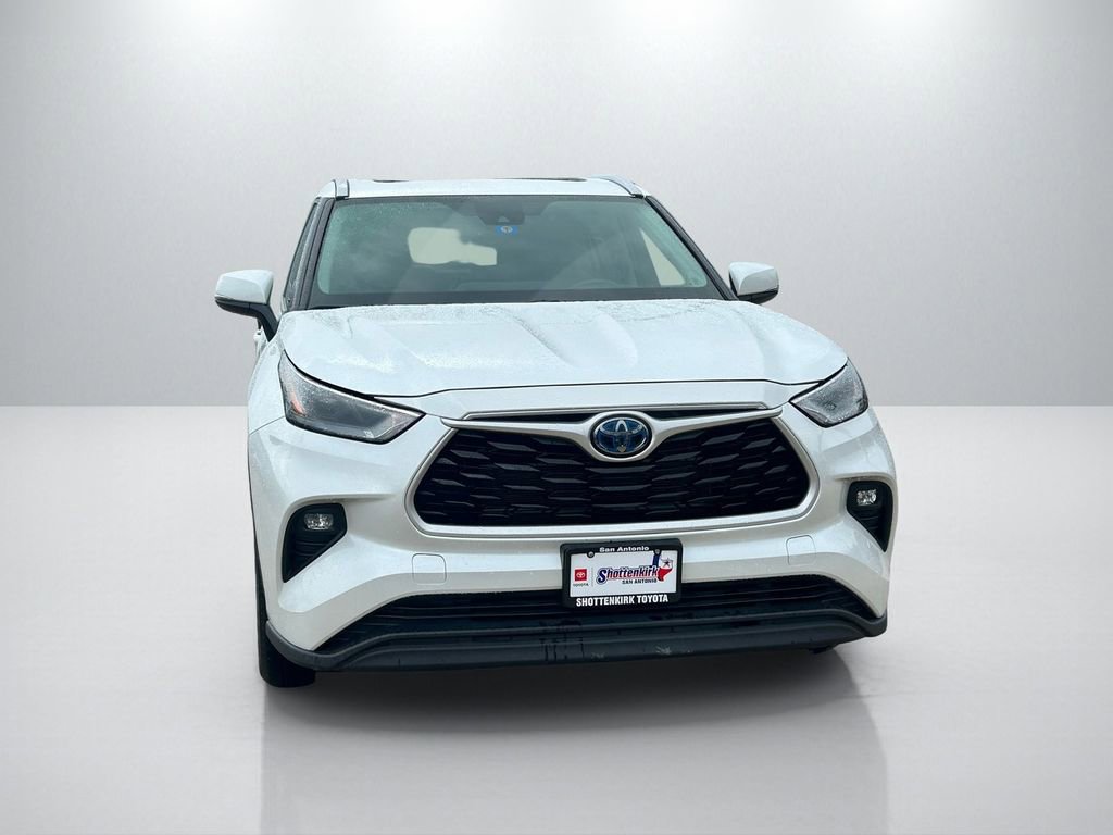 Used 2023 Toyota Highlander XLE image 2