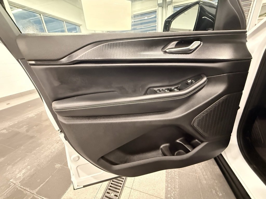 Certified 2025 Jeep Grand Cherokee Altitude image 37