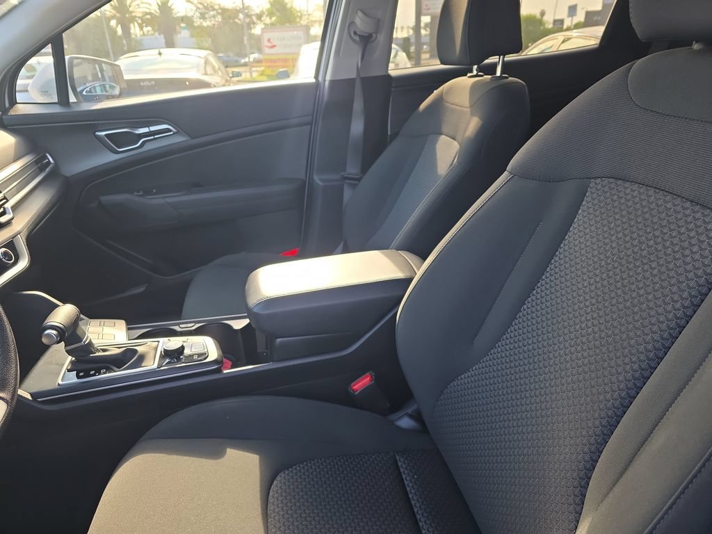Used 2025 Kia Sportage LX FWD image 9